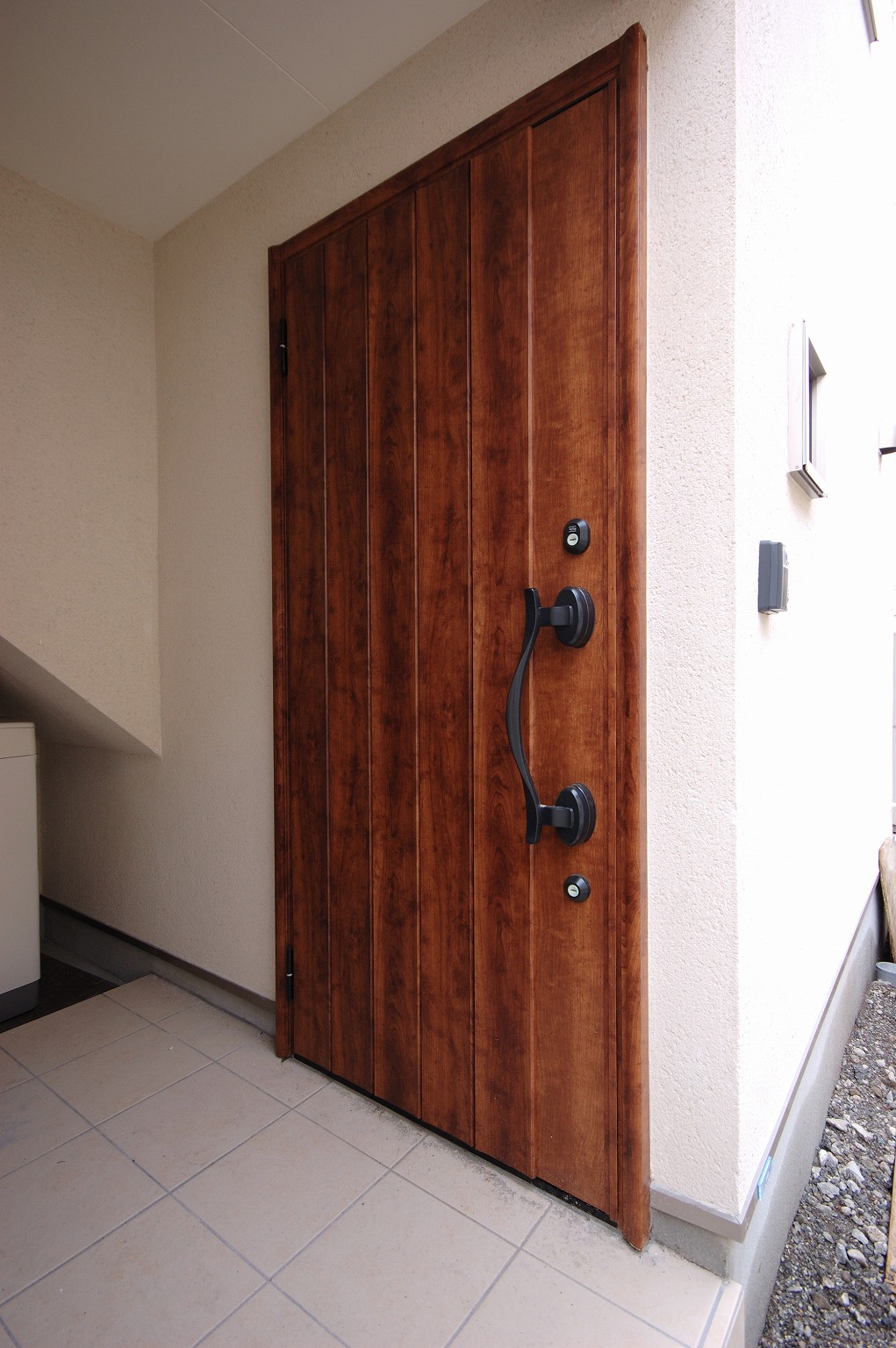 東京都文京区の注文住宅の木目ドア