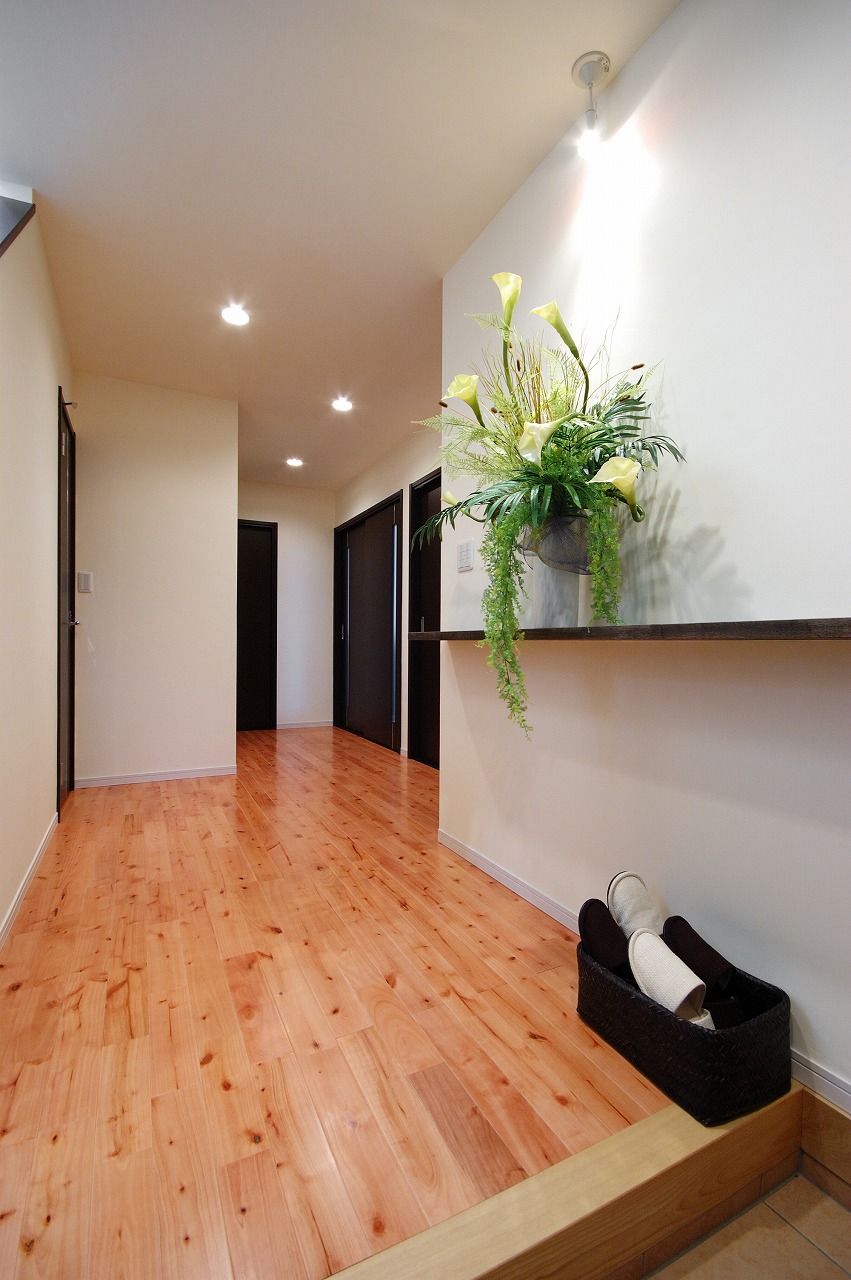 無垢の床が映える玄関スペース(1)